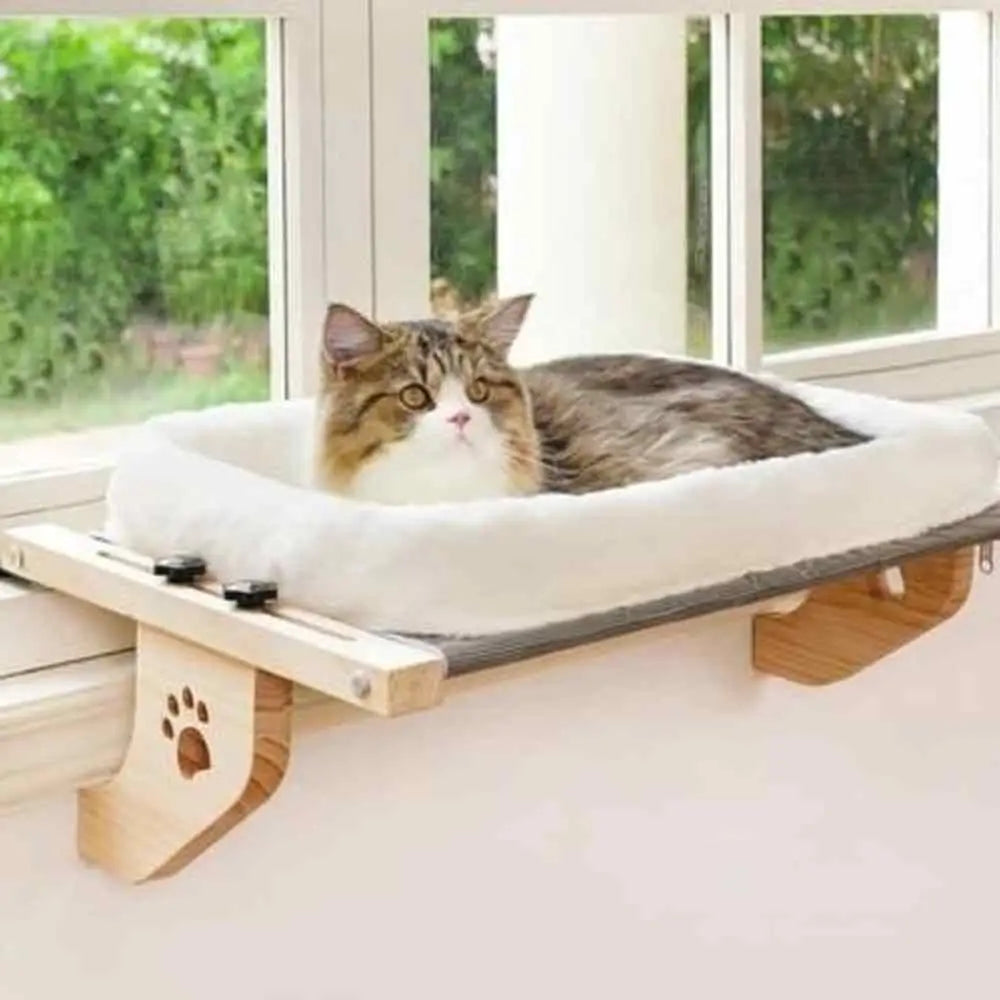 Hamac pour chat de fenêtre: coussin blanc, cadre bois, chat tigré reposant.