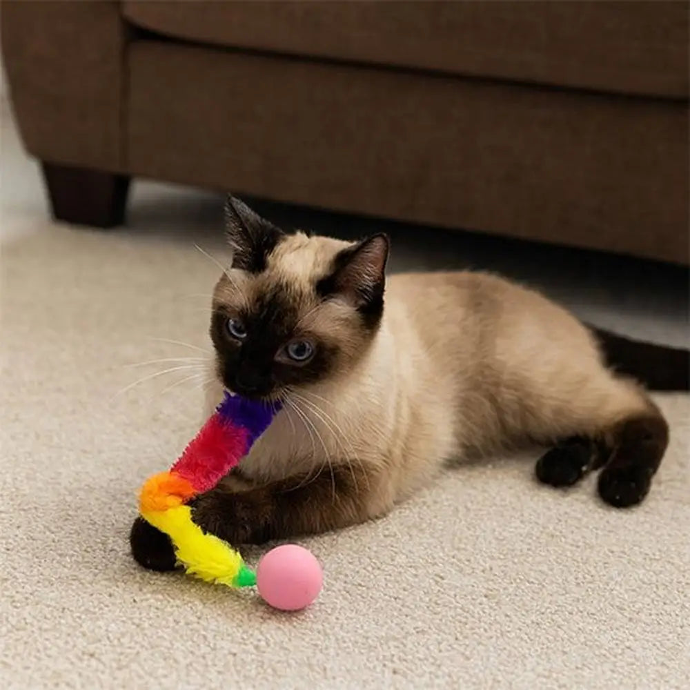 Jouet pour chat interactif FelinActive : balle rose et peluche arc-en-ciel en bâton.