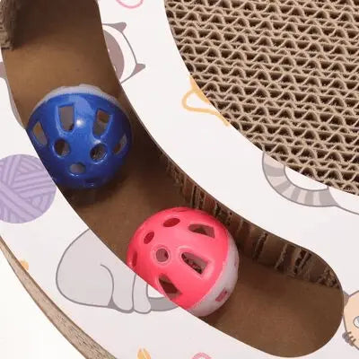 Grattoir rond PurrRoundScratcher™ : balles bleue et rose dans le parcours