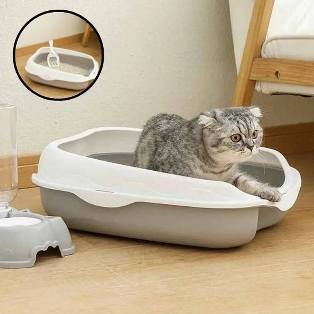 Bac à litière semi-fermé blanc, chat tigré gris, détail de la pelle