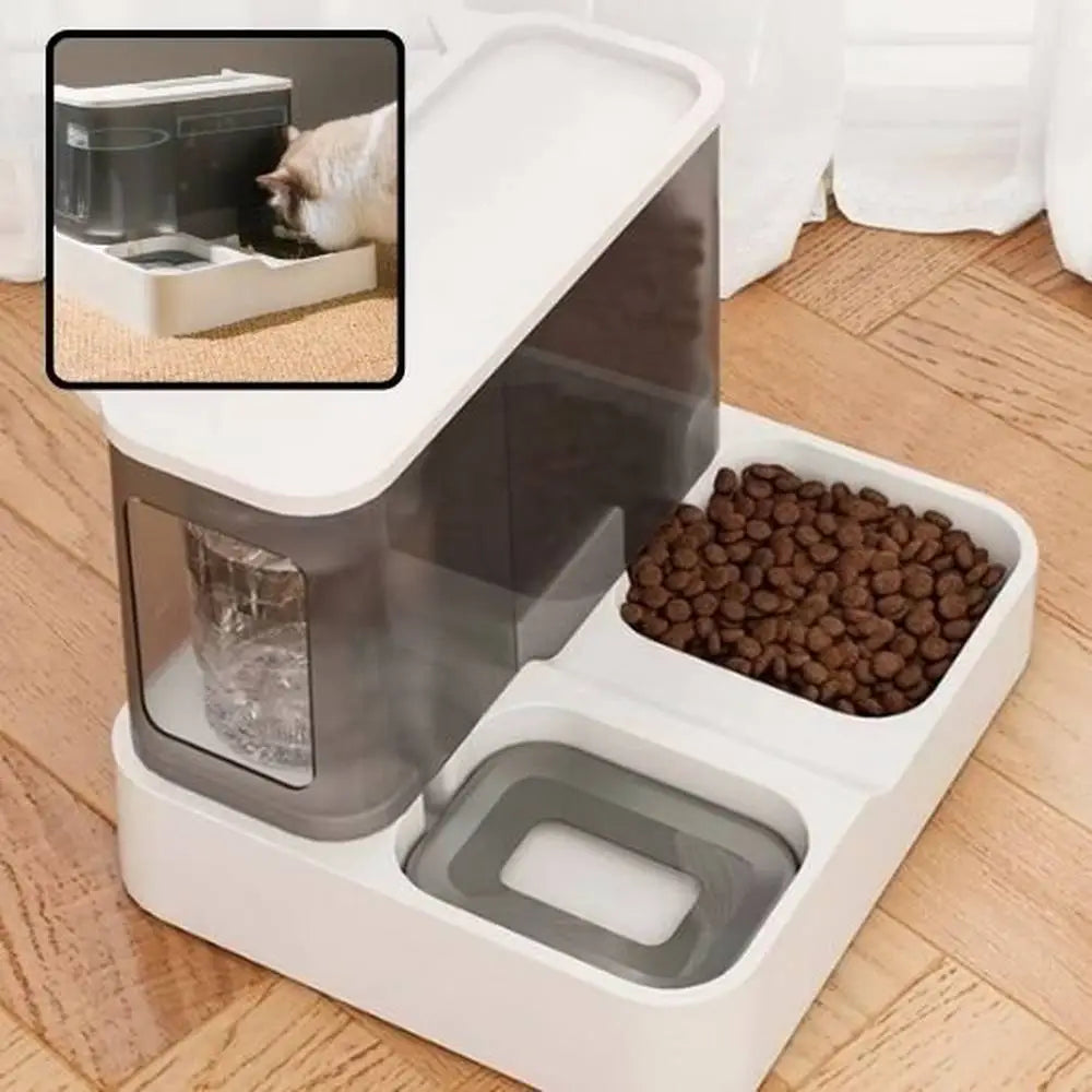 Distributeur de croquettes pour chat blanc, croquettes dans le bac, trappe ouverte.