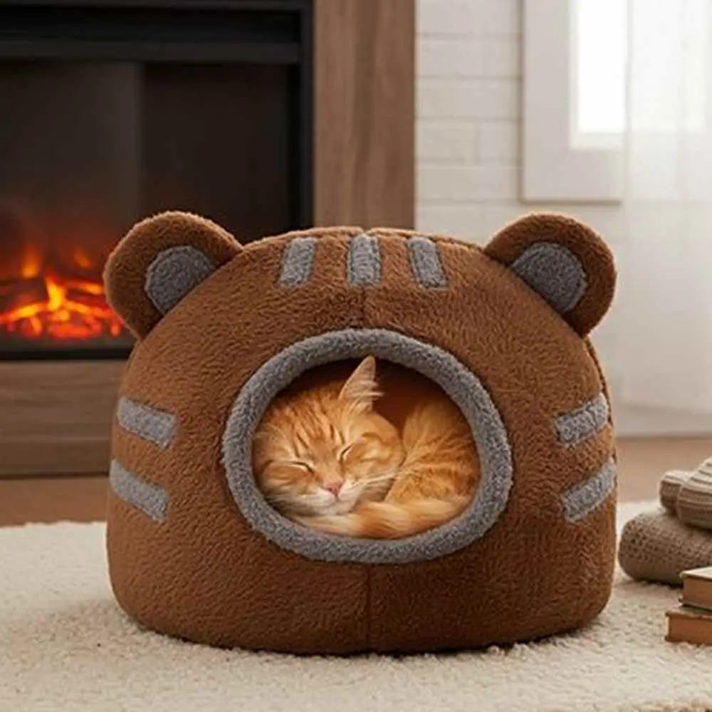 Niche pour chat DreamHaven marron dôme à oreilles, ouverture annulaire, chat roux.