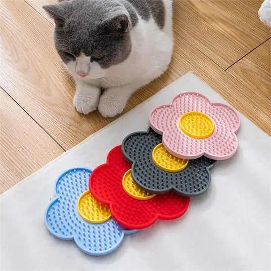 Tapis de léchage en forme de fleurs multicolores (rouge, bleu, gris)
