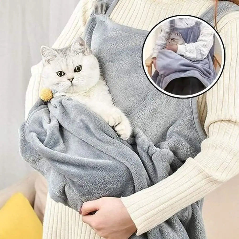 Couchage pour chat gris en hamac, chat blanc allongé sur la couverture