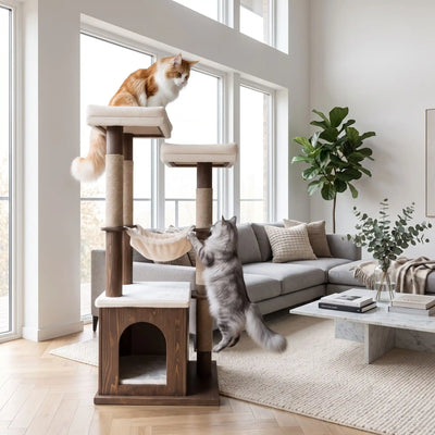 Arbre à chat en bois massif multi-niveaux avec niche, hamac et plateformes — deux chats dans un salon scandinave