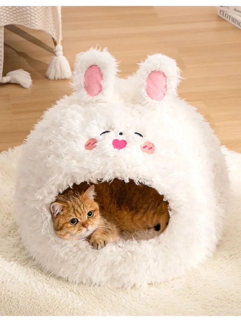Panier pour chat blanc en peluche, ouverture face lapin, chat roux dans le nid.