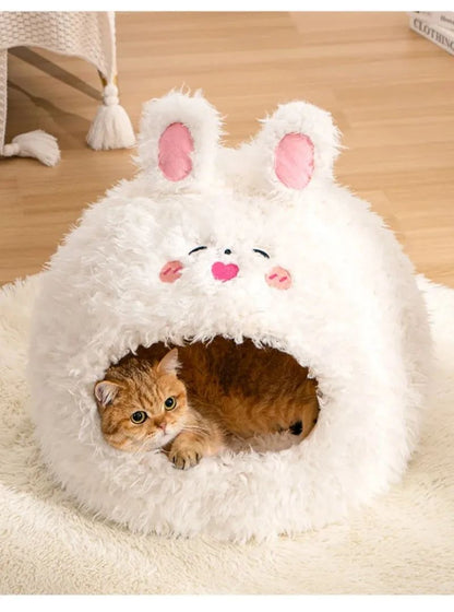 Panier pour chat blanc en peluche, ouverture face lapin, chat roux dans le nid.