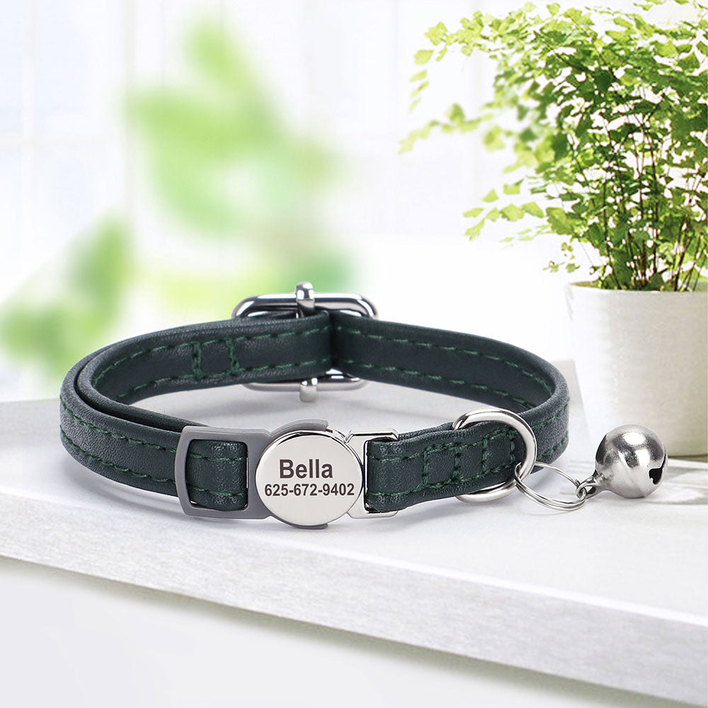 Collier pour chat en cuir PU vert foncé avec plaque gravée “Bella” et clochette