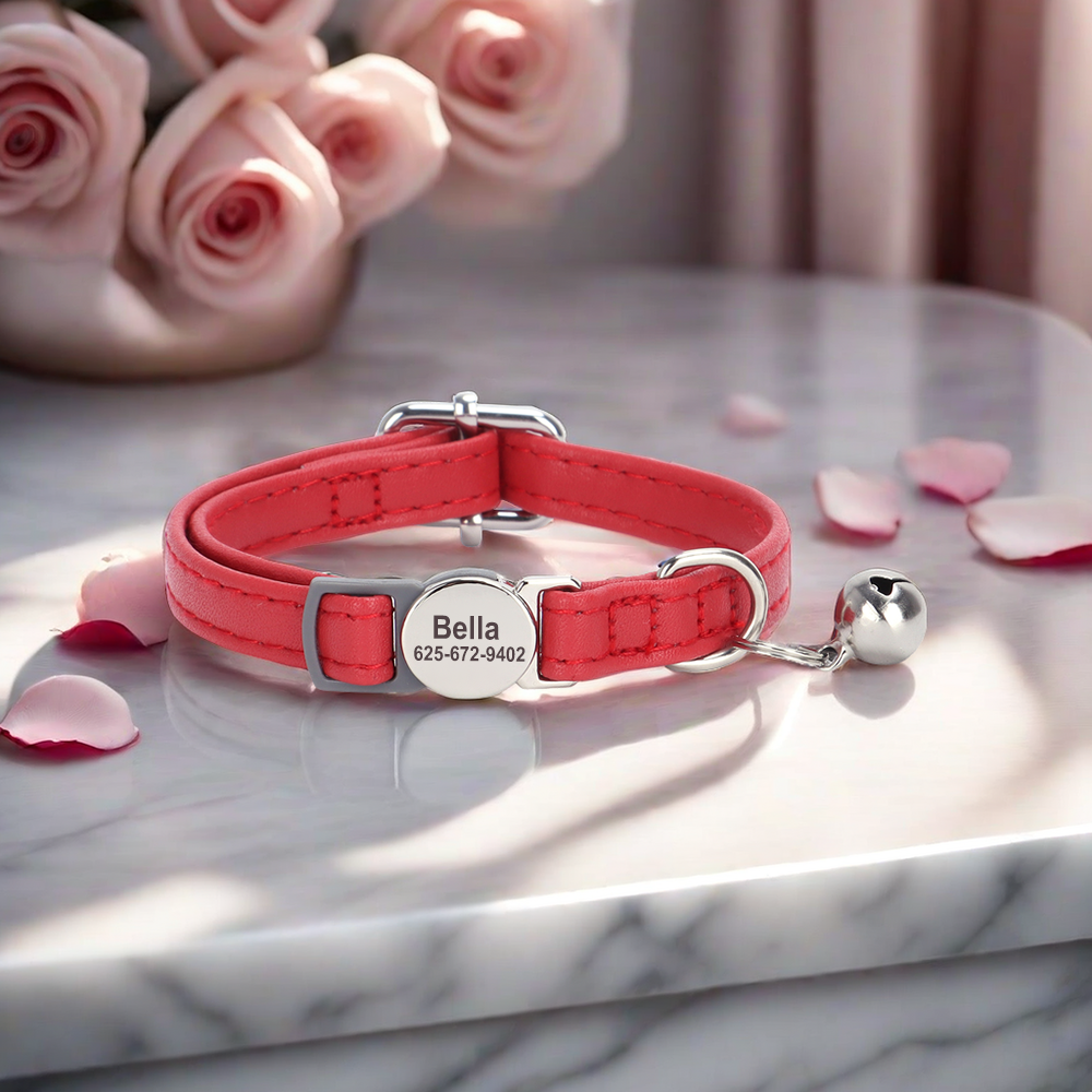Collier pour chat en cuir PU rouge avec plaque gravée “Bella” et clochette