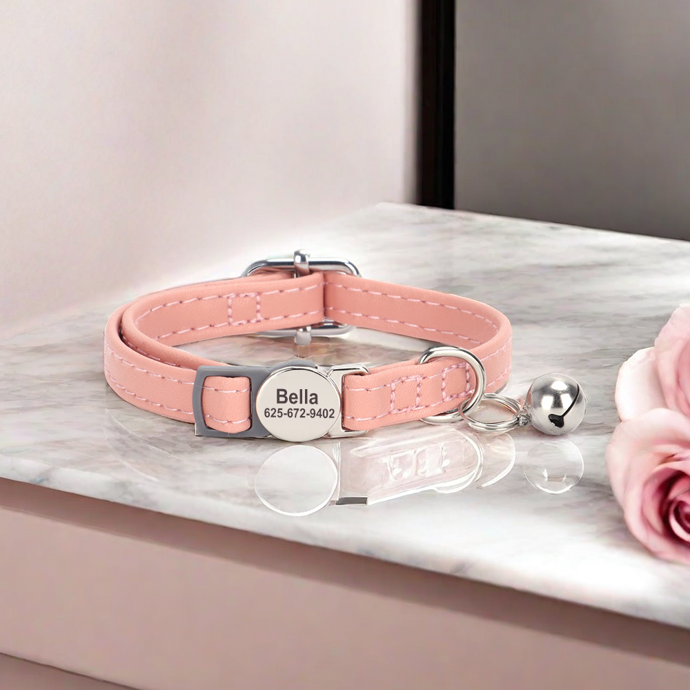 Collier pour chat en cuir PU rose clair avec plaque gravée “Bella” et clochette