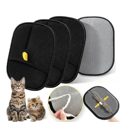 Gant de toilettage pour chat noir et gris, double face, avec étiquette jaune.