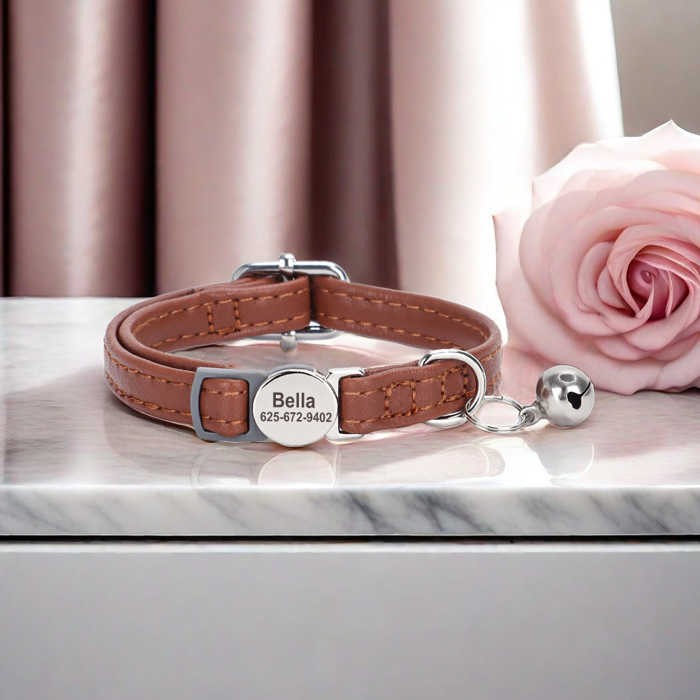 Collier pour chat en cuir PU marron avec plaque gravée “Bella” et clochette