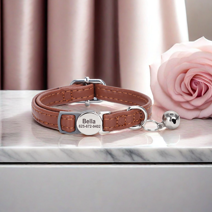 Collier pour chat en cuir PU marron avec plaque gravée “Bella” et clochette