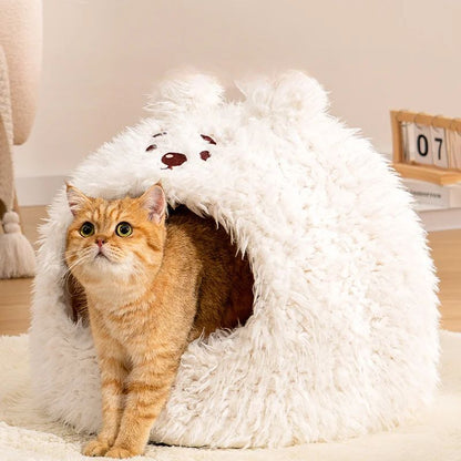 Panier pour chat blanc en peluche, ouverture latérale, chat tigré roux à l’intérieur.