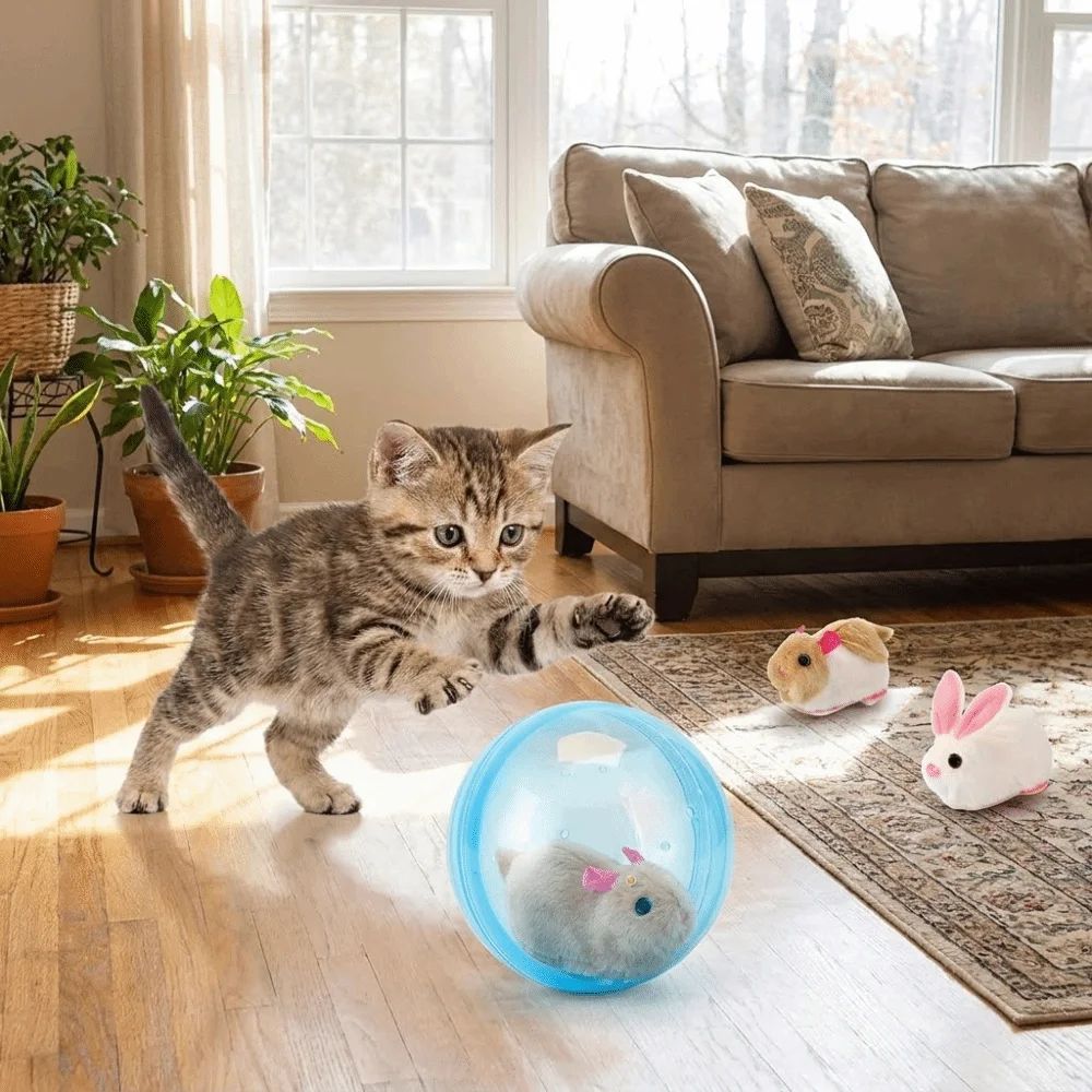 Balle roulante transparente bleue avec peluches lapin et souris, pour chat