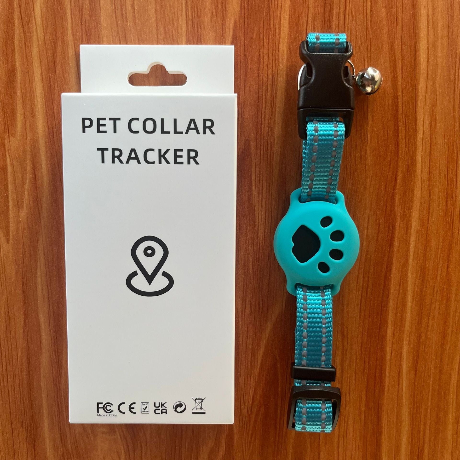 Collier GPS traceur bleu turquoise, sangle tressée et pendentif grelot à motif patte