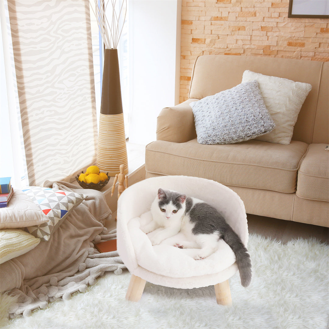 
Lit surélevé pour chat taille S avec coussin peluche blanc — chat gris et blanc installé dans un intérieur cosy
