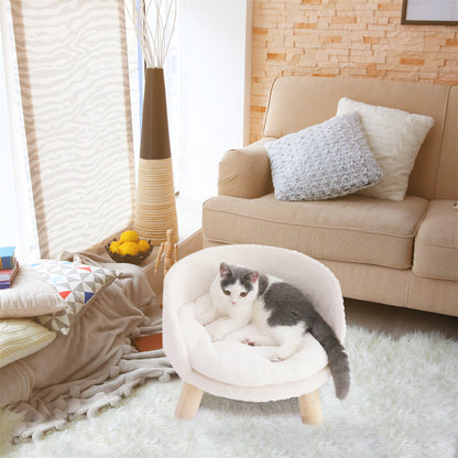 
Lit surélevé pour chat taille S avec coussin peluche blanc — chat gris et blanc installé dans un intérieur cosy
