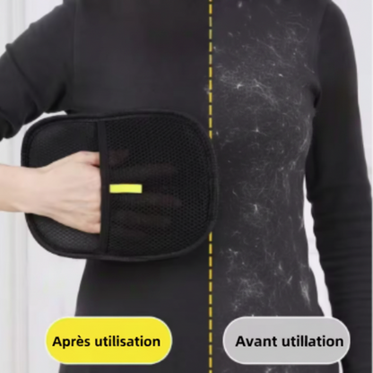 Gant de toilettage pour chat noir à picots, main enfilée, comparaison avant/après.