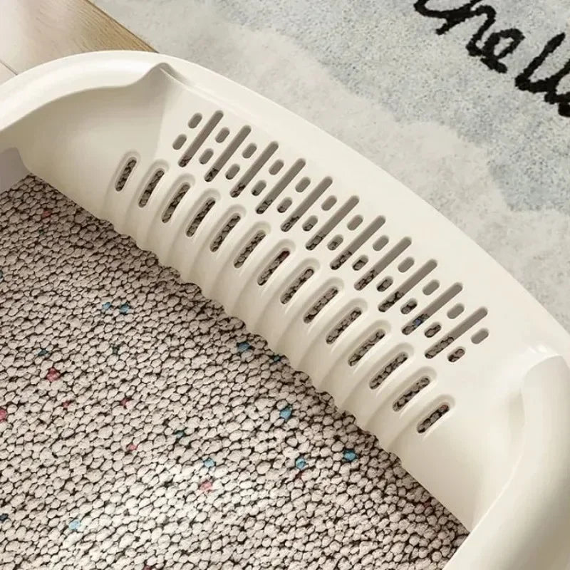 Bac à litière blanc avec grille perforée pour filtrer la litière