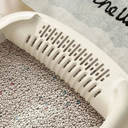 Bac à litière blanc avec grille perforée pour filtrer la litière