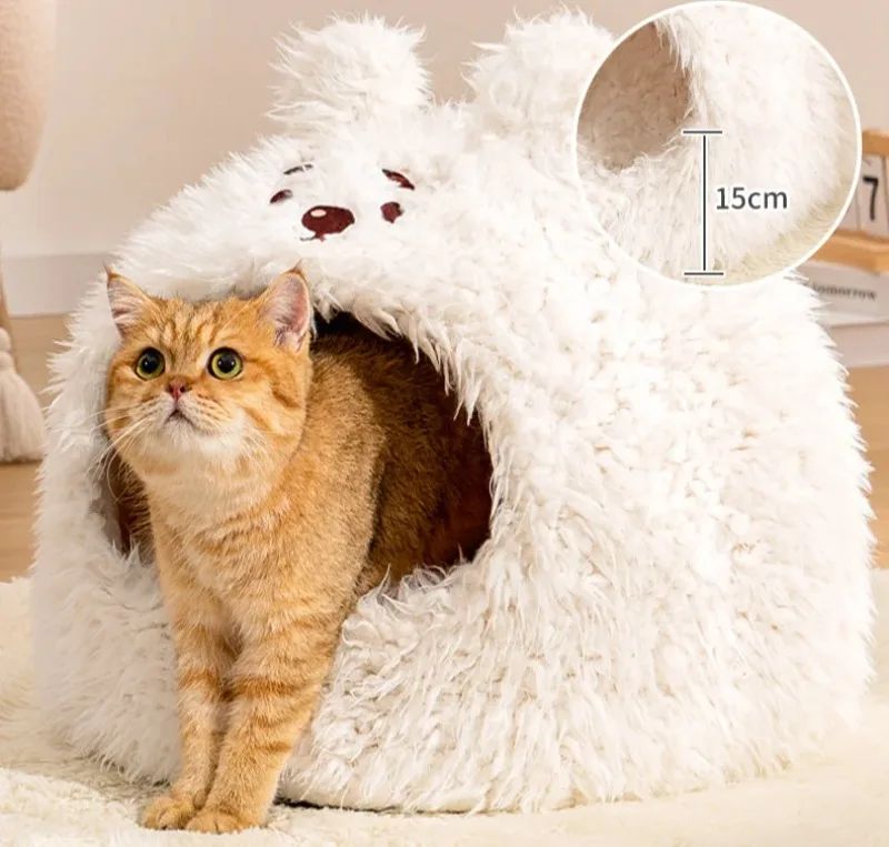 Panier pour chat blanc en peluche, face ourson, dimension 15 cm indiquée, chat tigré.