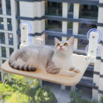 Hamac pour chat fenêtre beige en maille, avec chat allongé