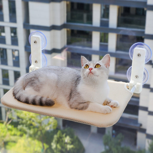 Hamac pour chat fenêtre beige en maille, avec chat allongé
