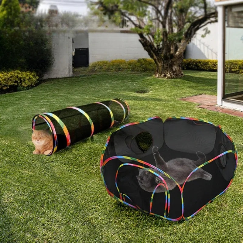 Tunnel pliable pour chat en tissu noir, deux ouvertures et bandes multicolores.