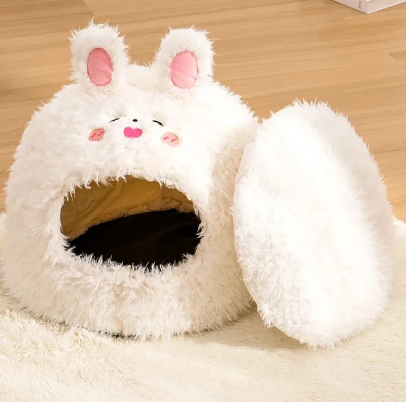 Panier pour chat blanc en peluche, forme lapin, ouverture sur le devant.