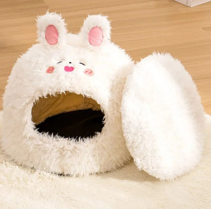 Panier pour chat blanc en peluche, forme lapin, ouverture sur le devant.