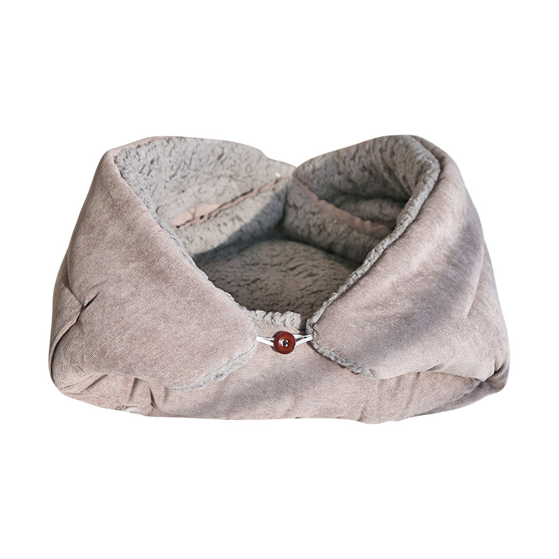 Nid pour chat en tissu gris clair, intérieur gris foncé, fermeture par bouton.