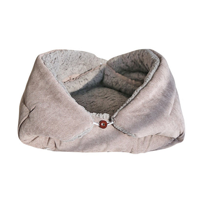 Nid pour chat en tissu gris clair, intérieur gris foncé, fermeture par bouton.
