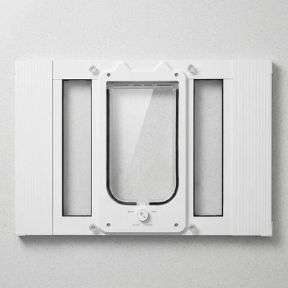 Chatière pour fenêtre aluminium blanche, vue frontale de l’ouverture et du volet transparent