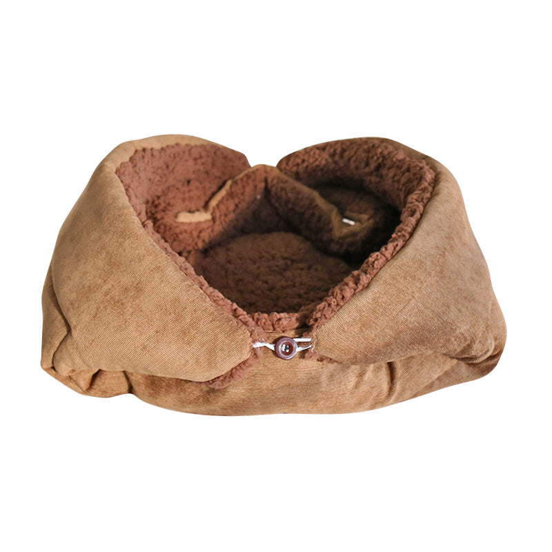 Nid pour chat en tissu beige, intérieur brun, fermeture par bouton.
