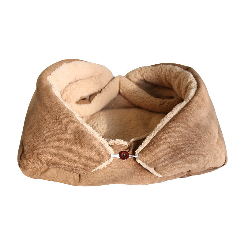 Nid pour chat en tissu beige, intérieur beige clair, fermeture par bouton.