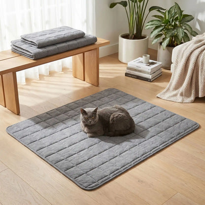 Tapis rafraîchissant pour chat gris, surface matelassée en relief, avec chat allongé.
