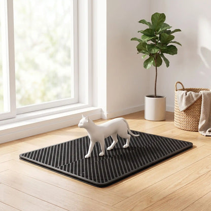 Tapis litière pour chat noir quadrillé, grand format, posé sur sol en bois avec chat