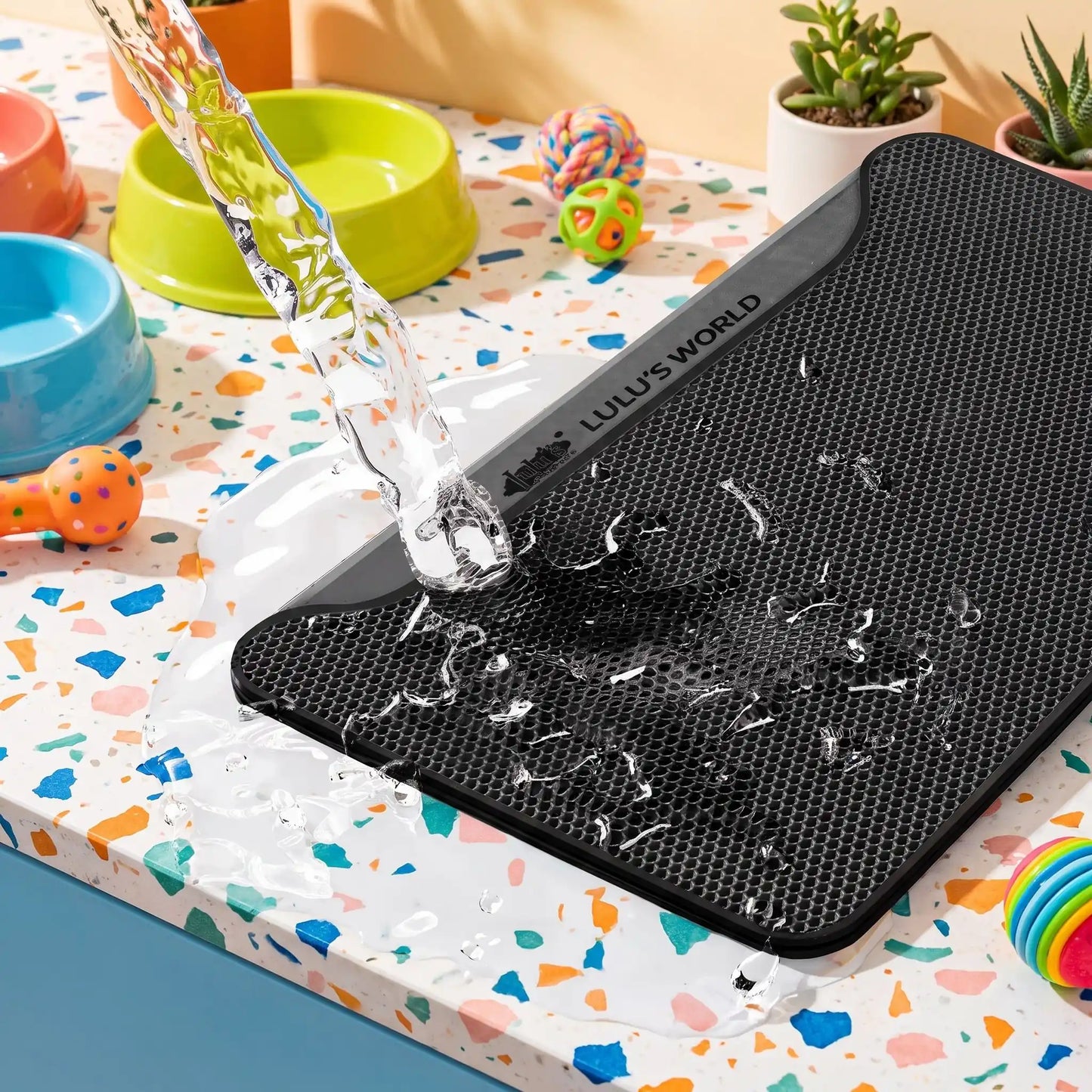 Tapis litière pour chat noir quadrillé, marquage « LULUS WORLD », surface anti-éclaboussures