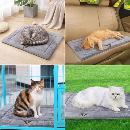 Tapis auto-chauffant pour chat gris, surface matelassée, chats reposant dessus