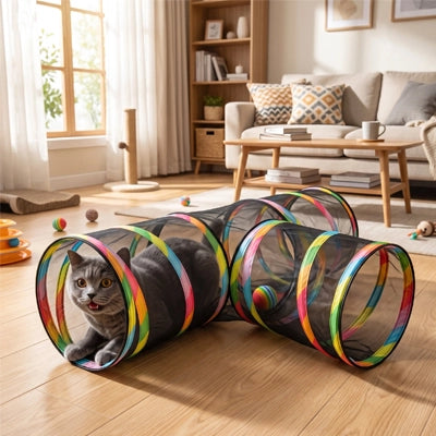 Tunnel pliable pour chat en tissu noir, deux tunnels reliés, chat gris à l’entrée.