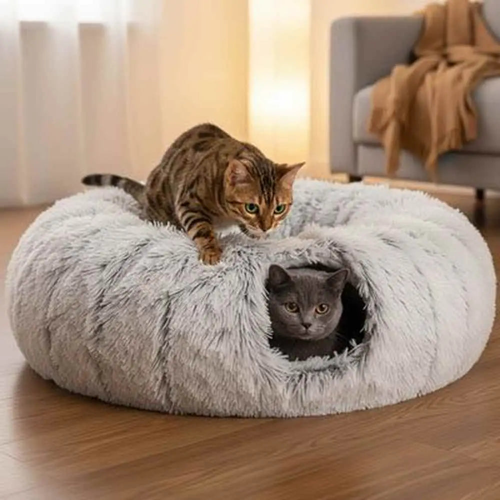 Niche ronde en peluche gris clair, deux chats dans la cavité centrale
