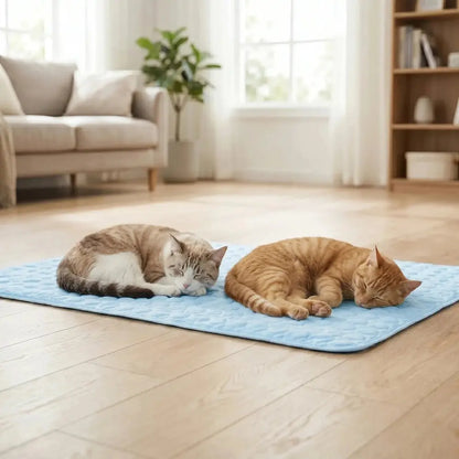 Tapis rafraîchissant pour chat bleu matelassé, deux chats allongés dessus