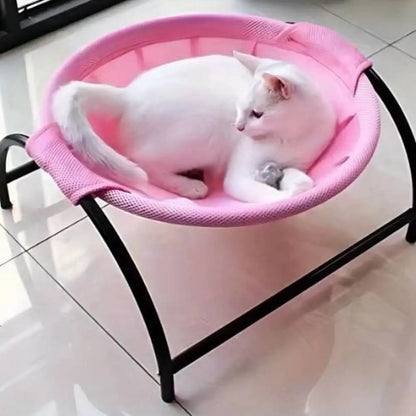 Hamac pour chat rose à rebords arrondis, cadre noir, chat blanc allongé