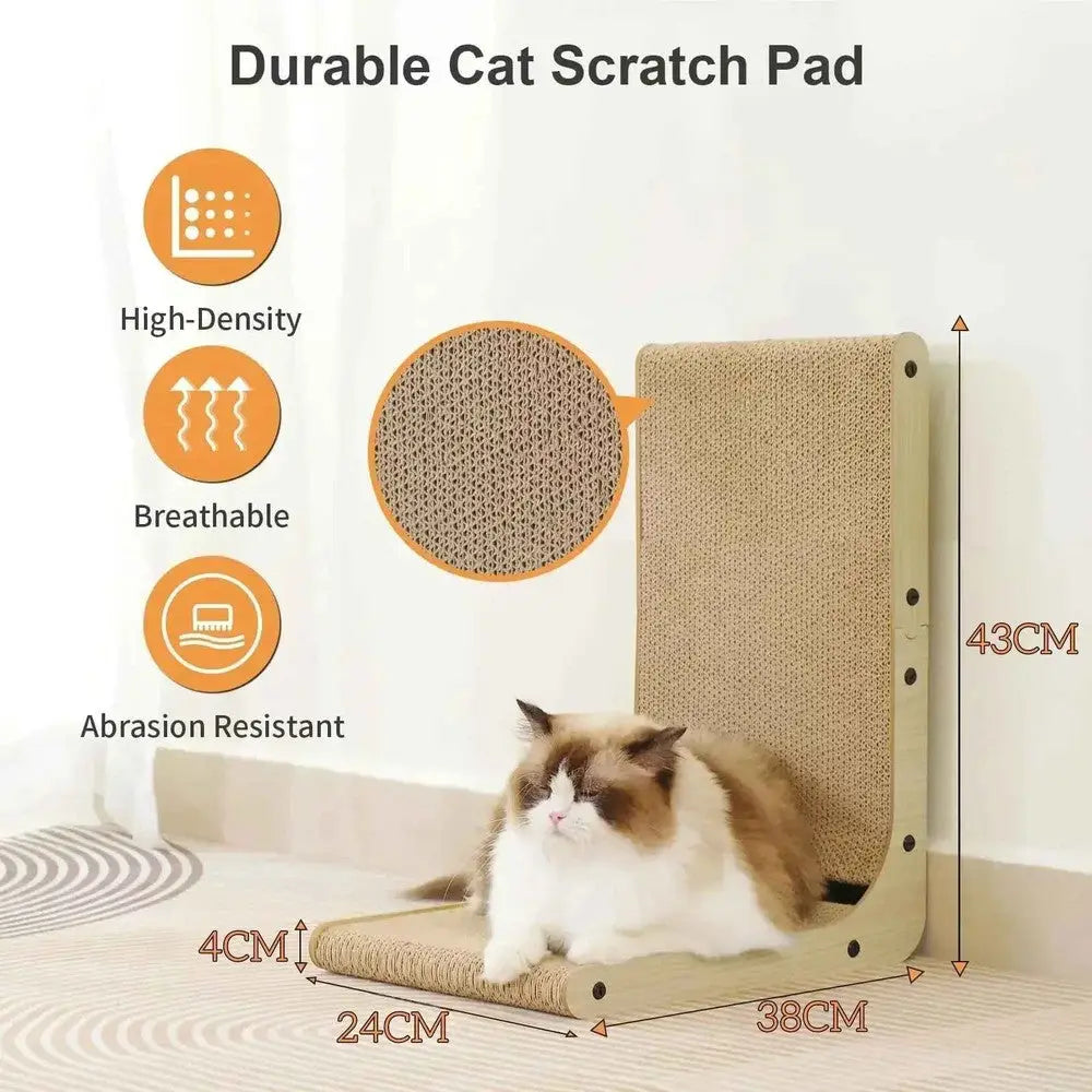 Griffoir pour chat vertical en tissu beige, cadre clair et base plate avec chat.