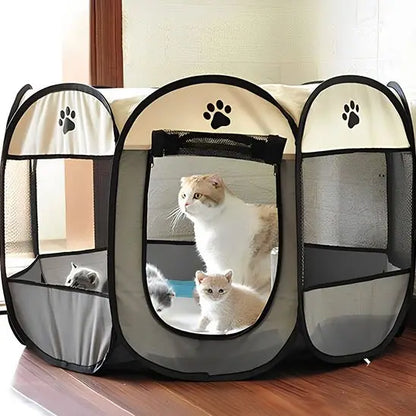 Parc pour chat pliable noir et blanc, vue de face avec porte ovale et motifs pattes.