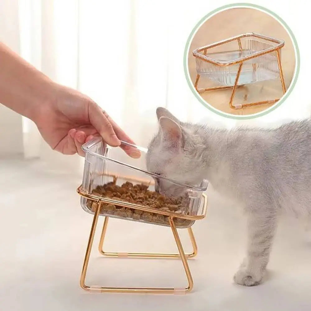 Gamelle pour chat double avec bacs transparents, support métal doré et main vers le bac