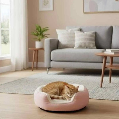 Panier pour chat Cozy Elegance rose, coussin intérieur blanc; chat roux dans le lit.