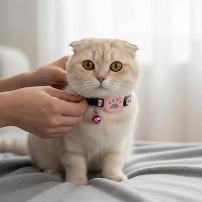 Collier GPS pour chat noir motif patte, sangle réglable et petite clochette