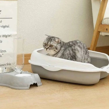Bac à litière semi-fermé blanc, rebord haut, chat tigré gris